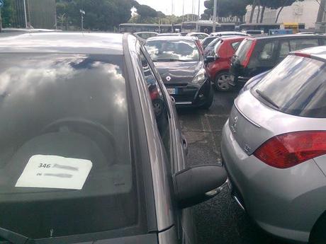 Lo sapevate? Piazzale dell'Agricoltura si è trasformato in parking privato. Ma non parking privato regolare e interrato, no, parking privato abusivo di quelli contro i quali i no-pup non protesteranno mai