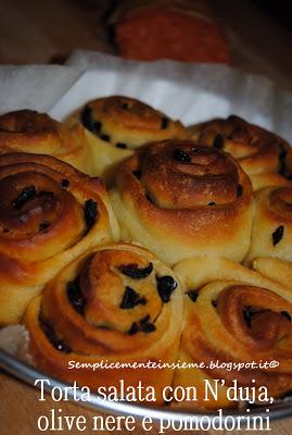 Torta di rose con 'nduja, olive nere e pomodorini secchi