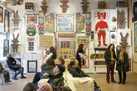 Interno del Museum of Everything a Parigi. Foto di Nicholas Krief, courtesy the Museum of Everything