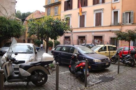 TRASTEVERE, UN RIONE DA SOGNO RICCO DI FASCINO, STORIA E ATMOSFERE, RIDOTTO A UN CESSO DALL'INCAPACITA' DEI NOSTRI AMMINISTRATORI DI RENDERLO VIVIBILE!