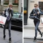 Gisele Bundchen, con le gambe che si ritrova, non si fa certo sfuggire lo skinny. In questa foto la vediamo paparazzata per le vie di Manhattan con un look sporty chic: skinny grigio, sneakers e maxi sciarpa