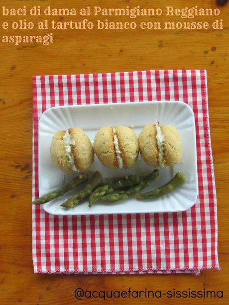 baci di dama al Parmigiano Reggiano e olio al tartufo bianco con mousse di asparagi