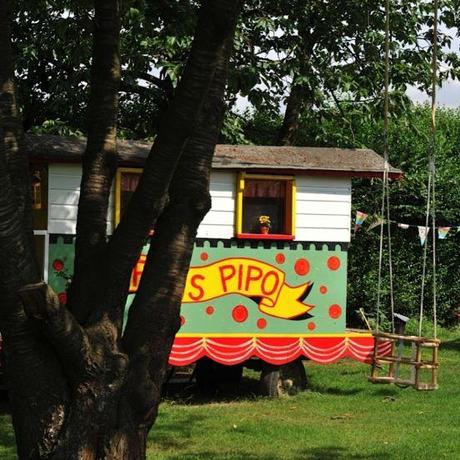 De echte pipowagen: Voor kinderen staat er een echte pipowagen in de tuin voor uren speelplezier