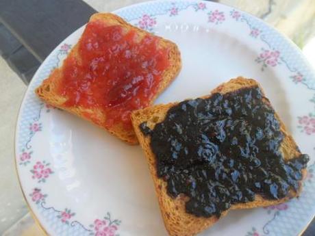 Per fare colazione una bella fetta biscottata con marmellata fatta in casa di more di gelso e di ciliegie!