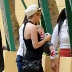 Shakira con il piccolo Milan all'aeroporto di Miami 04