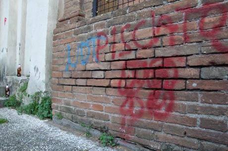 LA SUGGESTIVA SALITA A SAN PIETRO IN MONTORIO DEVASTATA DAI VANDALI CON LA BOMBOLETTA E TRASFORMATA IN PISCIATOIO PUBBLICO. IL CALVARIO DEI TURISTI
