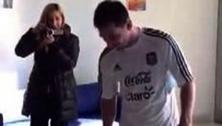 [VIDEO] Messi palleggia con un ragazzino sulla sedia a rotelle