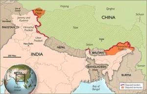 Le aree contese tra Cina e India di Aksai China (a ovest) e Arunachal Pradesh (a est)