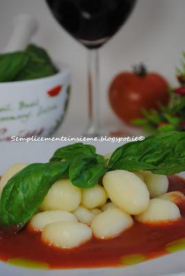 Gnocchi di patate alla passata Pomì e olio al basilico