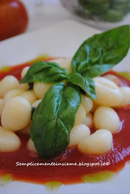 Gnocchi di patate alla passata Pomì e olio al basilico