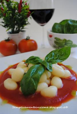 Gnocchi di patate alla passata Pomì e olio al basilico