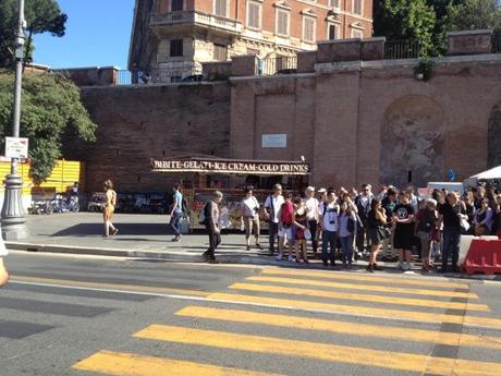 Una buona domenica di elezioni dai Fori Imperiali. Una strada simbolo realizzata a significare la millenaria supremazia di Roma nel mondo. Poi è finita così