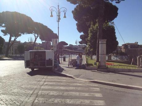 Una buona domenica di elezioni dai Fori Imperiali. Una strada simbolo realizzata a significare la millenaria supremazia di Roma nel mondo. Poi è finita così