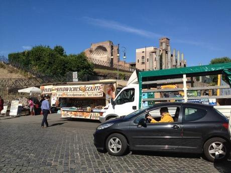 Una buona domenica di elezioni dai Fori Imperiali. Una strada simbolo realizzata a significare la millenaria supremazia di Roma nel mondo. Poi è finita così