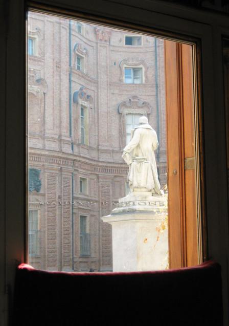 La foto della settimana: la Storia d’Italia in un ristorante di Torino