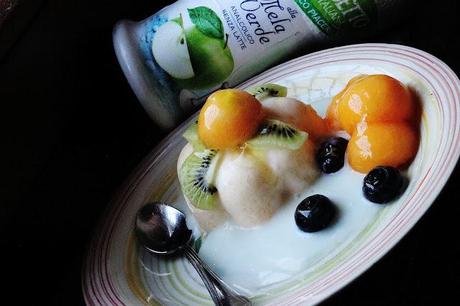 Bavarese al melone con sorbetto di mele e frutti di bosco. Bavarian melon sorbet with apples and berries.