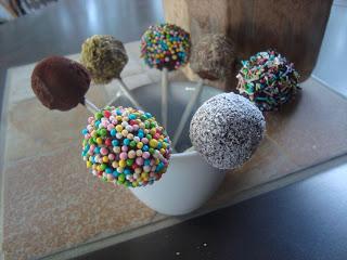 Cake Pops al cioccolato fondente e fragole.