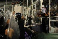 [VIDEO] Velez vs All Boys, tifosi sfondano i cancelli ed è scontro con la polizia!