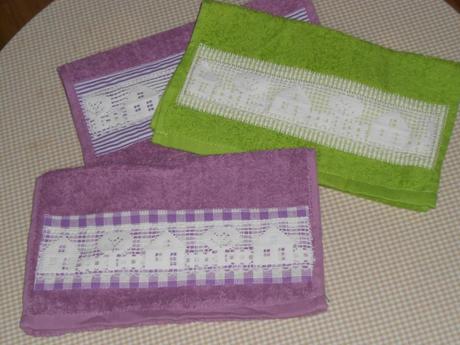 Asciugamani in spugna con applicazioni in stoffa
