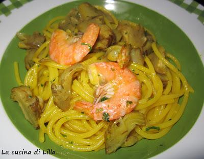 Piatti di pesce: Spaghetti con carciofi, gamberi e zafferano