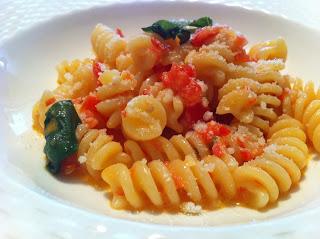 FUSILLI EXPRESS CON PESTO DI STRACCHINO E POMODORINI