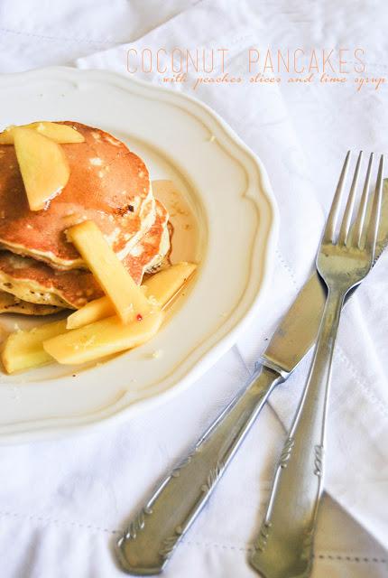 Pancakes al cocco con fettine di pesca e sciroppo  di lime