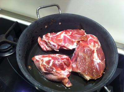 Agnello al forno con patate, un classico della tradizione per il menù di Pasqua