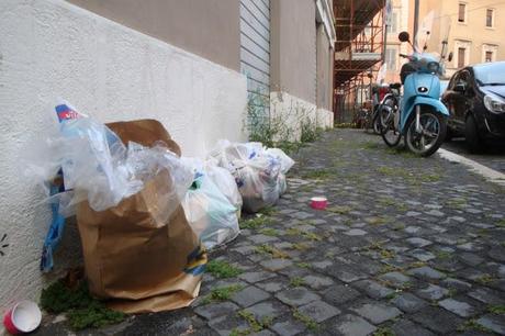 COME STA ANDANDO LA RACCOLTA PORTA A PORTA A TRASHTEVERE? LA RISPOSTA E' IN QUESTE IMMAGINI. NUOVO FOLLE TOUR IMMONDEZZIFERO NEL RIONE-MALAGROTTA