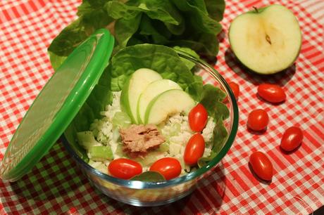 Insalata riso, sedano, mela, tonno e salsa yogurt