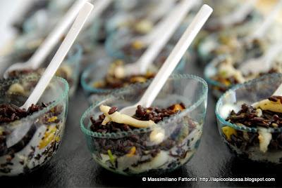 Un finger food facile da preparare per una gustosa apericena : Riso venere con julienne di seppie, peperoni ed erba cipollina