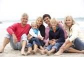 8483324-tre-generazioni-di-una-famiglia-seduti-insieme-sulla-spiaggia-di-inverno
