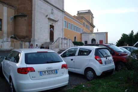 VERGOGNE ROMANE: LA PREZIOSISSIMA CHIESA RINASCIMENTALE DI SAN PIETRO IN MONTORIO SOFFOCATA DA AUTO E CAMION!