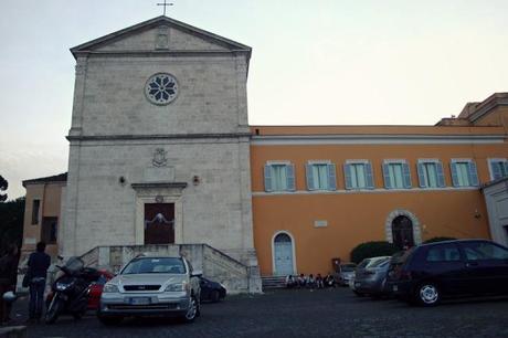 VERGOGNE ROMANE: LA PREZIOSISSIMA CHIESA RINASCIMENTALE DI SAN PIETRO IN MONTORIO SOFFOCATA DA AUTO E CAMION!