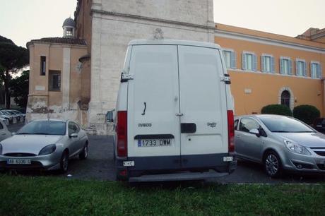 VERGOGNE ROMANE: LA PREZIOSISSIMA CHIESA RINASCIMENTALE DI SAN PIETRO IN MONTORIO SOFFOCATA DA AUTO E CAMION!