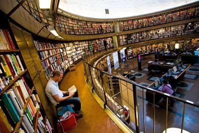 Biblioteca pubblica di Stoccolma, Svezia.