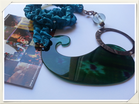 Collana con elemento in plexiglass