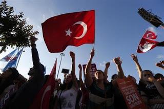 Turchia: polizia disperde manifestanti a Taxim
