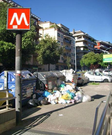 LA FERMATA DELLA METRO SOMMERSA DI IMMONDIZIA! ALL'AURELIO, COME IN TANTI ALTRI QUARTIERI DI ROMA, L'AMA NON PASSA