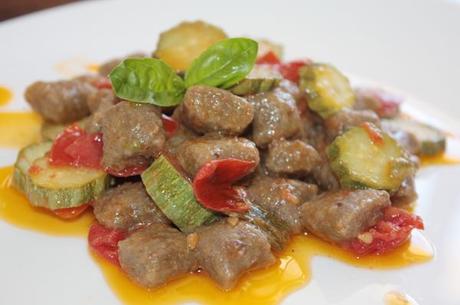 Gnocchetti di lenticchie e farina integrale con pomodorini e zucchine