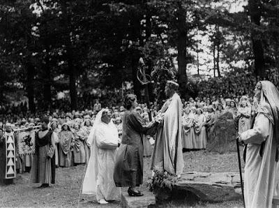 Regina Elisabetta II. Foto della sua iniziazione presso i Druidi