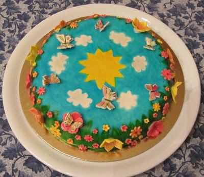 Torta dipinta e decorata con fiori e farfalle