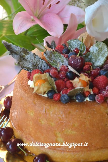 Savarin con crema e frutta fresca