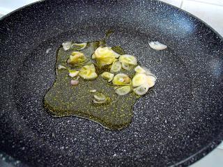 Ravioli favette, pecorino ragusano, carciofi pomodorini confit 