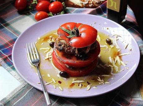 Hamburger con pomodori e olive tagiasche.