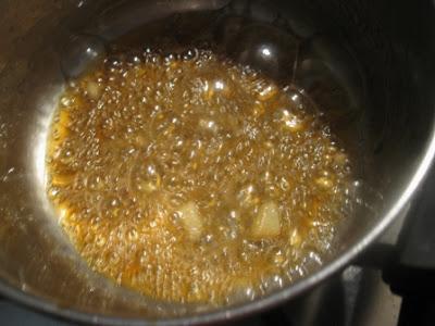 Fagottini di pasta sfoglia con mele al caramello