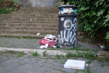 TRASHTEVERE E' MUNNIZZA! PERLE DI QUOTIDIANA INCIVILTA' NEL QUARTIERE DI ROMA PIU' AMATO DAI TURISTI