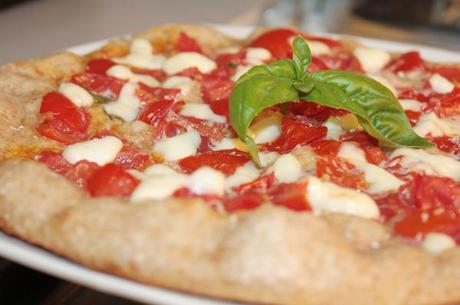 Pizza napoletana caprese semi-integrale a lunga lievitazione