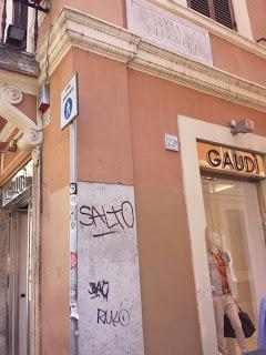 ECCO IN QUALI CONDIZIONI E' RIDOTTO IL TRIDENTE! LA ZONA PIU' ELEGANTE DEL CENTRO DI ROMA, INSUDICIATA DA SCRITTE, AFFISSIONI E CARTONI DEI MAROCCHINI