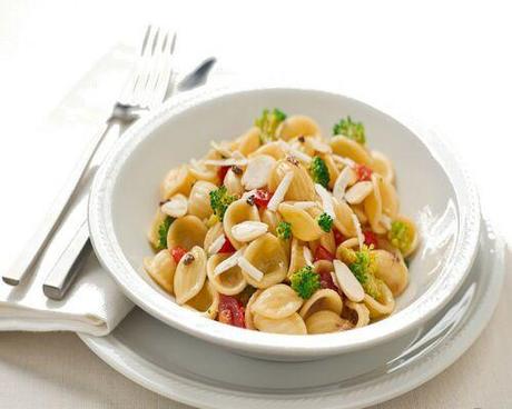 Orecchiette con broccoli e ciliegine