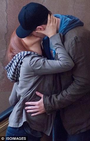 scarlett johansson chris evans kiss